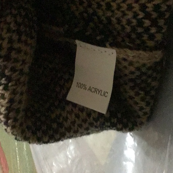 Women’s Leopard Pom Pom Beanie - Picture 3 of 3